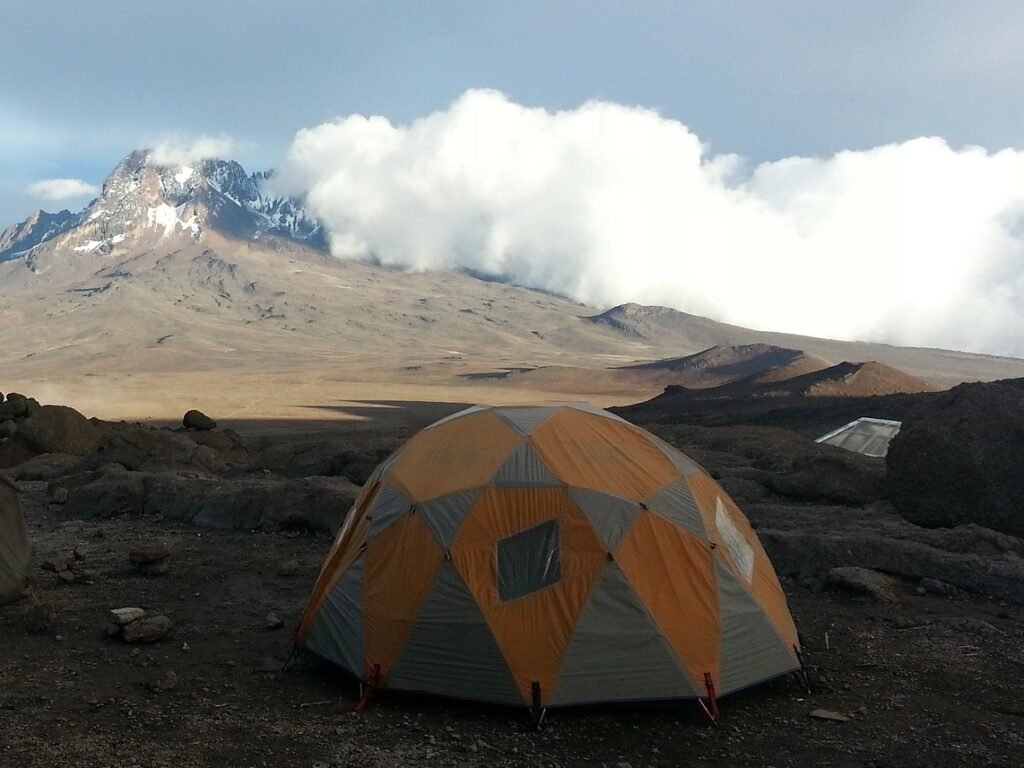 Carpa estructural en campamento base de montaña.