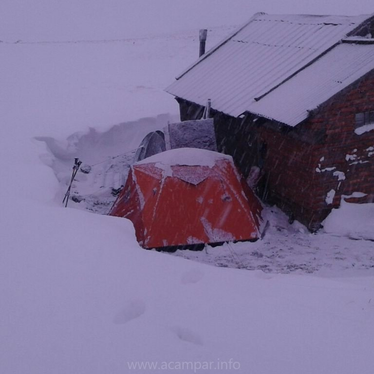 Carpa Iglú de 4 estaciones acampando en la nieve.